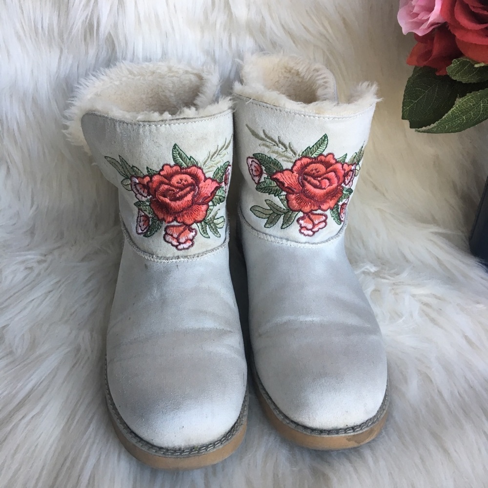 White fur boots with rose design